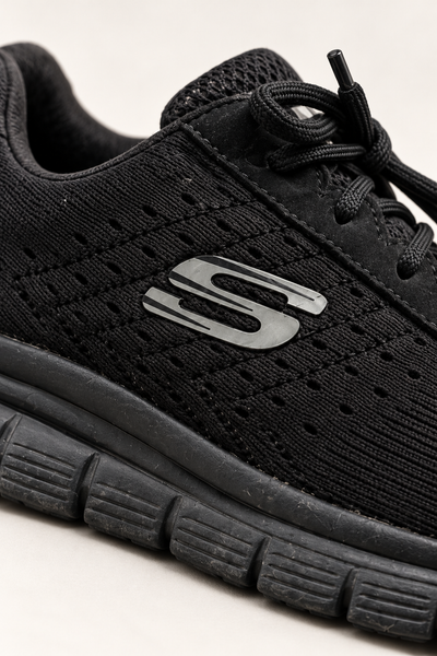 Skechers Black Sneakers – UK 9